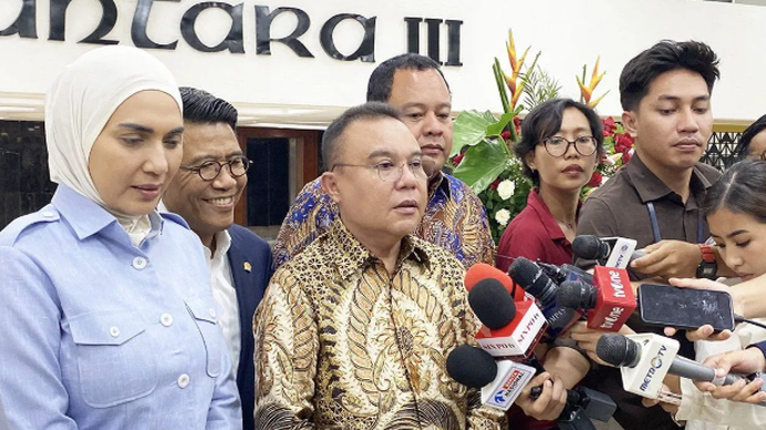 Wakil Ketua DPR RI Sufmi Dasco Ahmad menjawab pertanyaan pers terkait pencopotan Kepala BGN Dadan Hindayana di kompleks parlemen, Senayan, Jakarta, Selasa (2/6/2026). ANTARA/Fath Putra Mulya/aa.