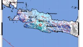 Pusat gempa tersebut terletak di darat pada kedalaman 10 kilometer dengan koordinat 7.19 LS,107.67 BT atau berjarak 24 kilometer dari arah tenggara Kabupaten Bandung.