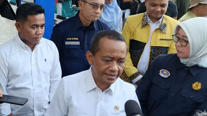 Menteri ESDM Bahlil Lahadalia saat meninjau SPBUN di Balikpapan, Kalimantan Timur, Sabtu (14/12/2024). 