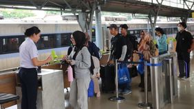 Minat masyarakat menggunakan kereta api pada musim mudik Lebaran 2026 melonjak tajam. PT Kereta Api Indonesia mencatat tingkat okupansi Kereta Api (KA) Jarak Jauh mencapai 69 persen, dengan periode favorit 11-20 Maret 2026 hampir penuh.