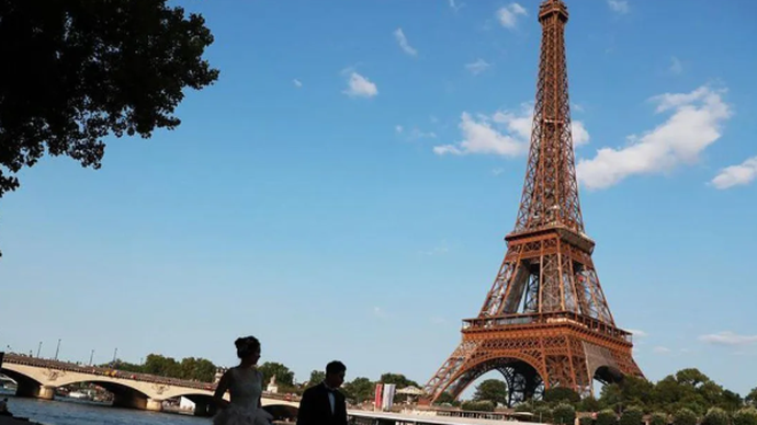 Arsip - Foto tidak bertanggal ini menunjukan pasangan pengantin berada di kawasan Menara Eiffel di Paris, Prancis. (ANTARA/Xinhua/aa.)