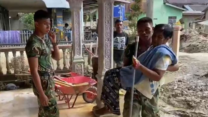 TNI&nbsp;membersihkan sisa material banjir&nbsp;terutama milik para lansia,&nbsp;Hingga Senin, 16 Februari 2026.