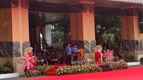 Gubernur DKI Jakarta, Pramono Anung bertindak sebagai Inspektur Upacara Peringatan ke-97 Hari Ibu 2025 yang digelar di Halaman Balai Kota Provinsi DKI Jakarta, Senin, 22 Desember 2025.