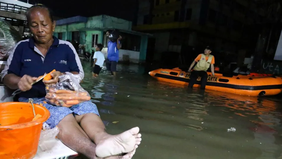 Tiga ruas jalan di kawasan Pelabuhan Muara Baru, Kelurahan Penjaringan, Jakarta Utara, masih terendam banjir rob yang disebabkan oleh fenomena fase bulan baru.