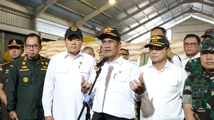 Menteri Pertanian (Mentan) Andi Amran Sulaiman menegaskan bahwa temuan 1.000 ton beras ilegal dalam sidak di Tanjung Balai Karimun, pada 19 Januari 2026, bukan semata soal nilai kerugian negara secara langsung. 
