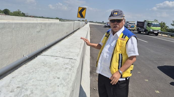 Menteri PUPR Basuki Hadimuljono meninjau pembangunan Jalan Tol Solo - Yogyakarta di Jawa Tengah