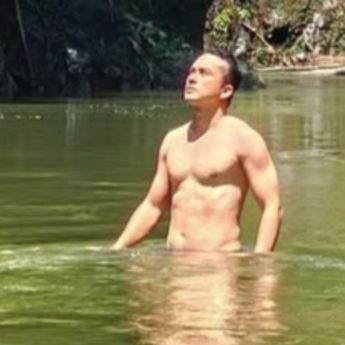 Nicholas Saputra Pamer Foto Telanjang Dada di Sungai