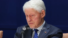 Namanya Muncul di Epstein Files, Bill Clinton Klarifikasi Foto Berendam di Hot Tub