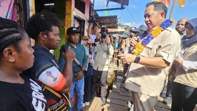 Mendagri Tito Karnavian saat berbincang-bincang dengan salah satu masyarakat di Tanjung Ria, Kota Jayapura, Papua, Senin 22 Juni 2026.