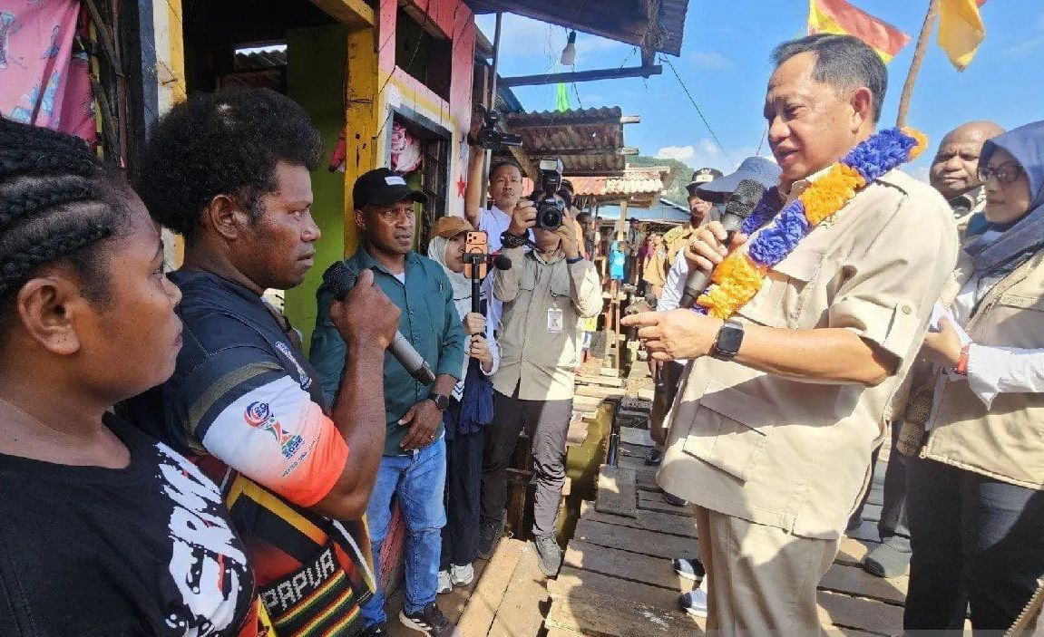 Mendagri Tito Karnavian saat berbincang-bincang dengan salah satu masyarakat di Tanjung Ria, Kota Jayapura, Papua, Senin 22 Juni 2026. <b>(Antara)</b>