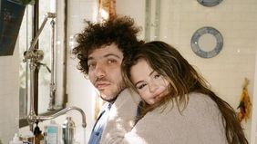 Kabar bahagia menyelimuti dunia hiburan, Selena Gomez yang dikenal sebagai penyanyi dan aktris berbakat, mengumumkan pertunangannya dengan Benny Blanco, musisi dan produser ternama.