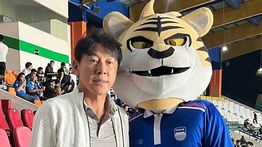 Saksikan Langsung Duel Persib vs Port FC, Shin Tae-yong Dapat Oleh-oleh Jersey Maung Bandung