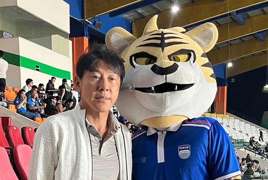 Pelatih Timnas Indonesia, Shin Tae-yong berfoto bersama maskot Persib Bandung <b>(Website Persib Bandung)</b>