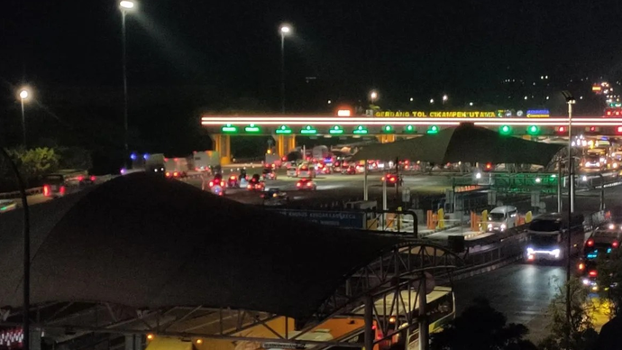 Arus kendaraan di Gerbang Tol Cikampek Utama terpantau ramai lancar, Minggu (15/3/2026) dini hari pukul 00.55 WIB. ANTARA/Risky Syukur