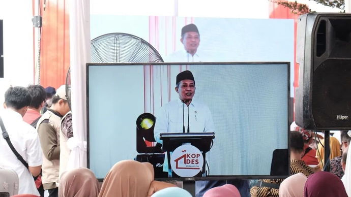 Menkop Ferry Juliantono dalam tayangan televisi di lokasi acara sosialisasi anggota KDKMP bagi penerima bansos di Pasuruan, Selasa (10/3/2026). (ANTARA/Fahmi Alfian)