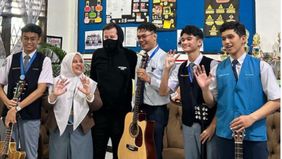 Musisi ternama asal Inggris, Alan Walker menemui guru SMA AL Azhar Medan, setelah guru tersebut viral membawa akan lagu 'In Your Eyes' bersama murid-muridnya menggunakan gitar.