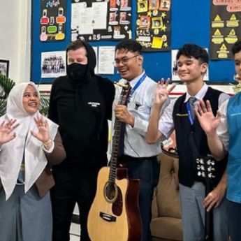 Alan Walker Temui Guru Musik yang Viral di Medan