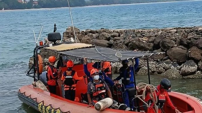 Petugas dari tim SAR gabungan melakukan persiapan untuk melanjutkan operasi pencarian terhadap rombongan jurnalis yang hilang kontak di sekitar perairan Selat Sunda ketika meliput aktivitas Gunung Anak Krakatau, Pandeglang, Banten, Kamis, 10 September 2026