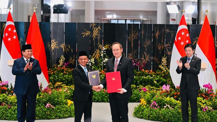Menteri ESDM Bahlil Lahadalia dan Menteri Energi dan Ilmu Pengetahuan &amp; Teknologi Singapura Tan See Leng, disaksikan langsung oleh Presiden Republik Indonesia Prabowo Subianto, dan Perdana Menteri Singapura Lawrence Wong di Singapura, Senin 16 Juni 2025 waktu setempat.