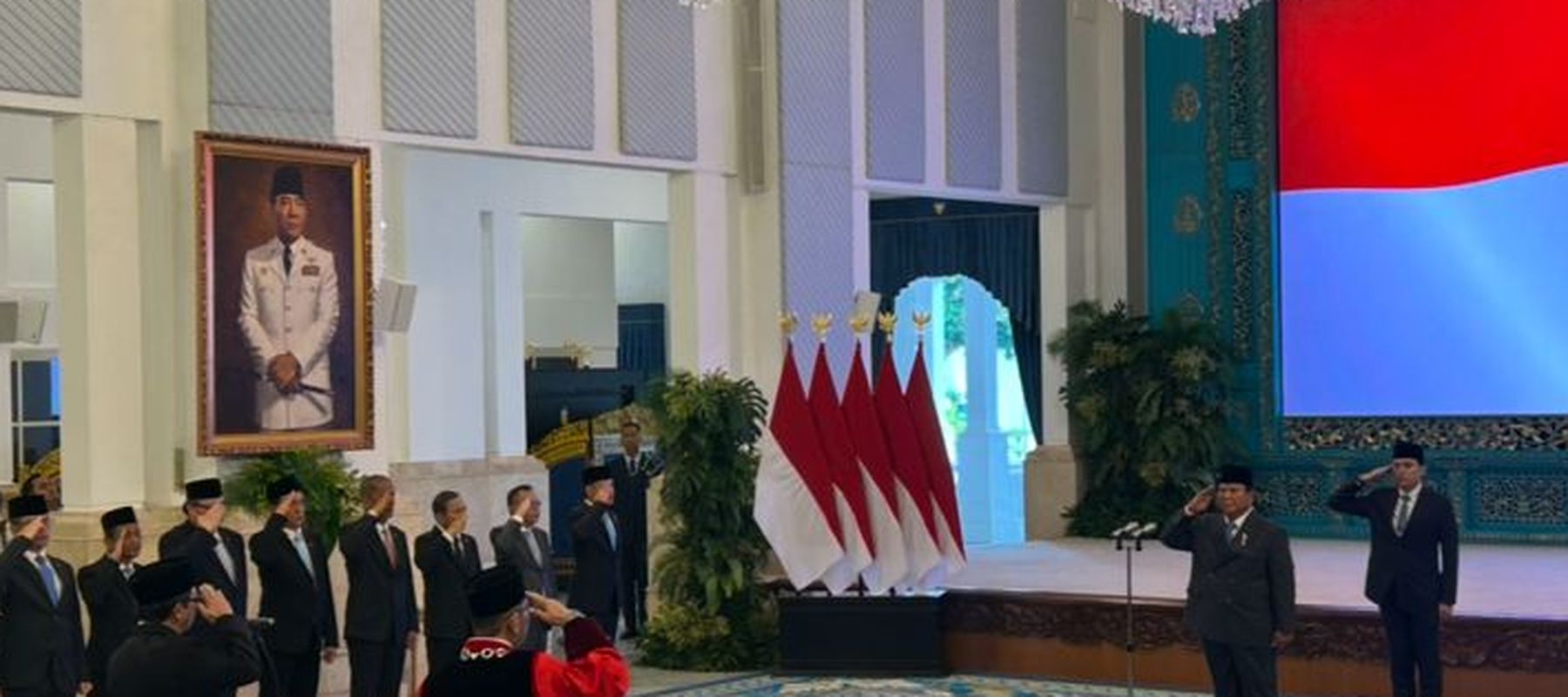 Prabowo Saksikan Sumpah MK dan Melantik Wakil Menteri Keuangan di Istana Negara