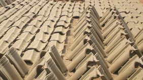 Peneliti dari Badan Riset dan Inovasi Nasional (BRIN), Sukma Surya, mengembangkan inovasi genteng komposit berbasis biomassa yang lebih ringan, kuat, serta ramah lingkungan sebagai alternatif material atap bangunan.