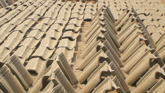 Ilustrasi: Produksi genteng di salah satu pabrik di Jatiwangi, Majalengka, Jawa Barat. ANTARA/Fathnur Rohman.