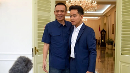 Sambil Peluk Rismon Sianipar, Gibran: Kita Ini Saudaraan