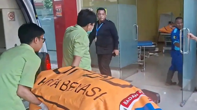 Sepuluh kantong jenazah korban kecelakaan antara Kereta CommuterLine dan Kereta Diesel (KRD) jarak jauh di Stasiun Bekasi Timur tiba di Rumah Sakit (RS) Polri Kramat Jati, Jakarta Timur, Selasa 28 April 2026. (ANTARA/Siti Nurhaliza)