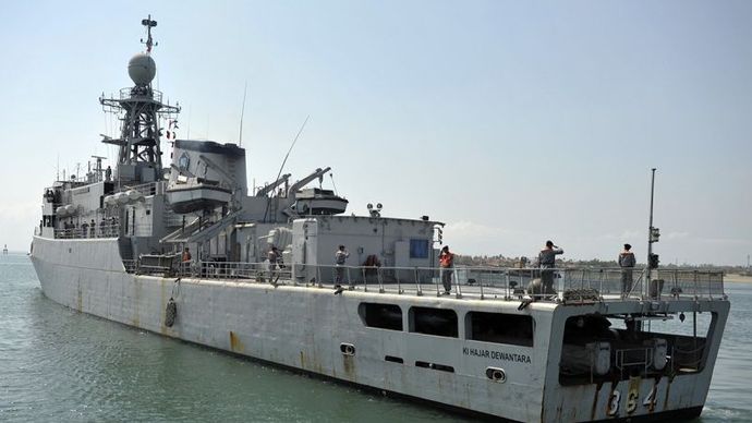 Arsip foto - Beberapa prajurit TNI AL bersiaga di atas KRI Ki Hajar Dewantara saat melanjutkan operasi pengamanan laut Bali di Pelabuhan Benoa, Denpasar, Selasa (18/10/2011). 