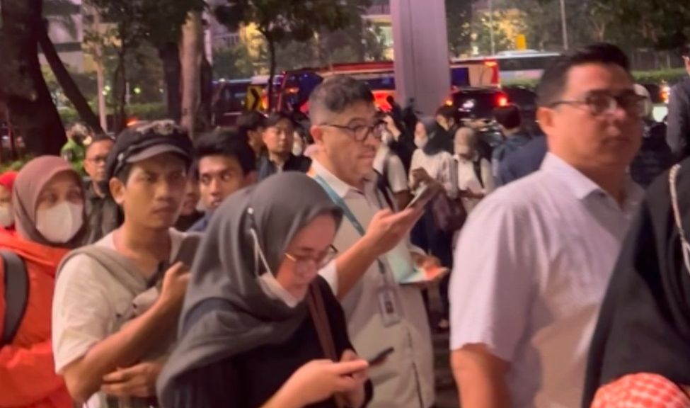 Antrean penumpang bus TransJakarta di Halte Tendean, mengular, Rabu (3/7/2024). <b>(Ntvnews)</b>