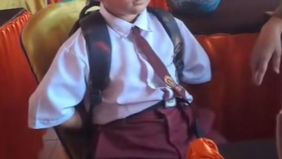 Sebuah video yang memperlihatkan seorang guru menginterogasi murid sekolah dasar (SD) karena diduga mencuri uang, tengah menjadi sorotan publik.