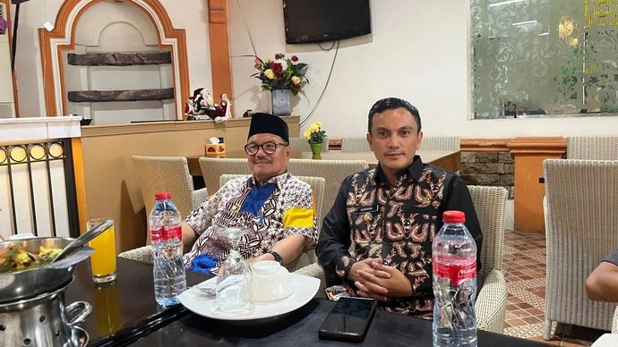 Bupati Konsel Surunuddin Dangga (kiri) bersama Camat Baito yang dicopot Sudarsono (kanan), Kamis (31/10/2024). 