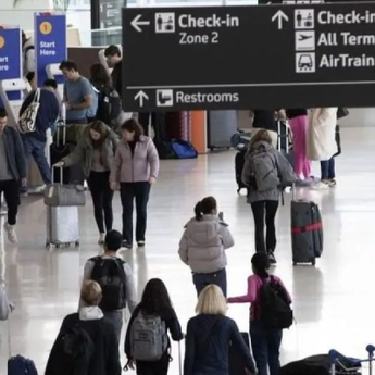 Trump Kerahkan Personel ICE ke Bandara AS Imbas Shutdown Pemerintah Berkepanjangan