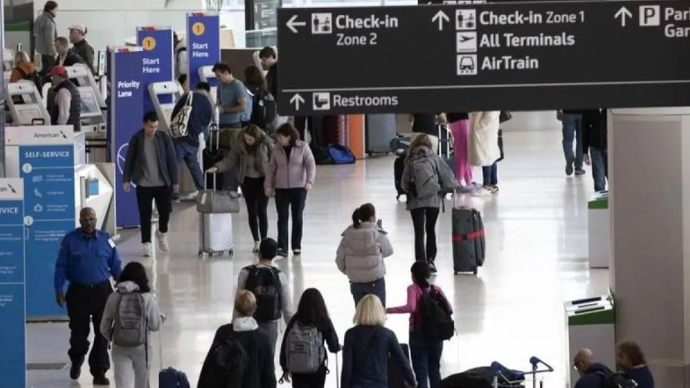 Arsip - Sejumlah calon penumpang terlihat di Bandara Internasional San Francisco di San Francisco, Amerika Serikat, Minggu (26/11/2023). ANTARA/Xinhua/Li Jianguo/am.