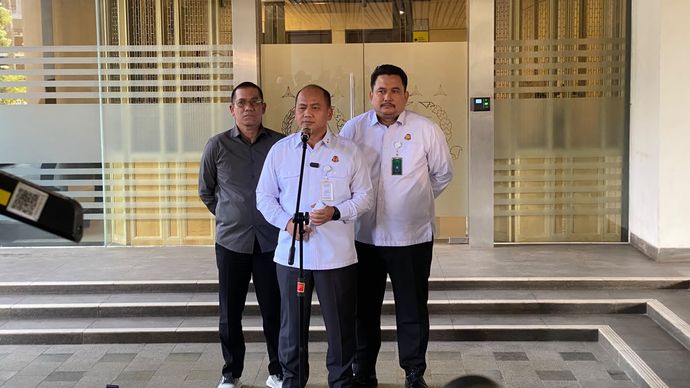 Kepala Pusat Penerangan Hukum (Kapuspenkum) Kejagung Anang Supriatna (kiri) memberikan keterangan pers di Gedung Kejagung, Jakarta.