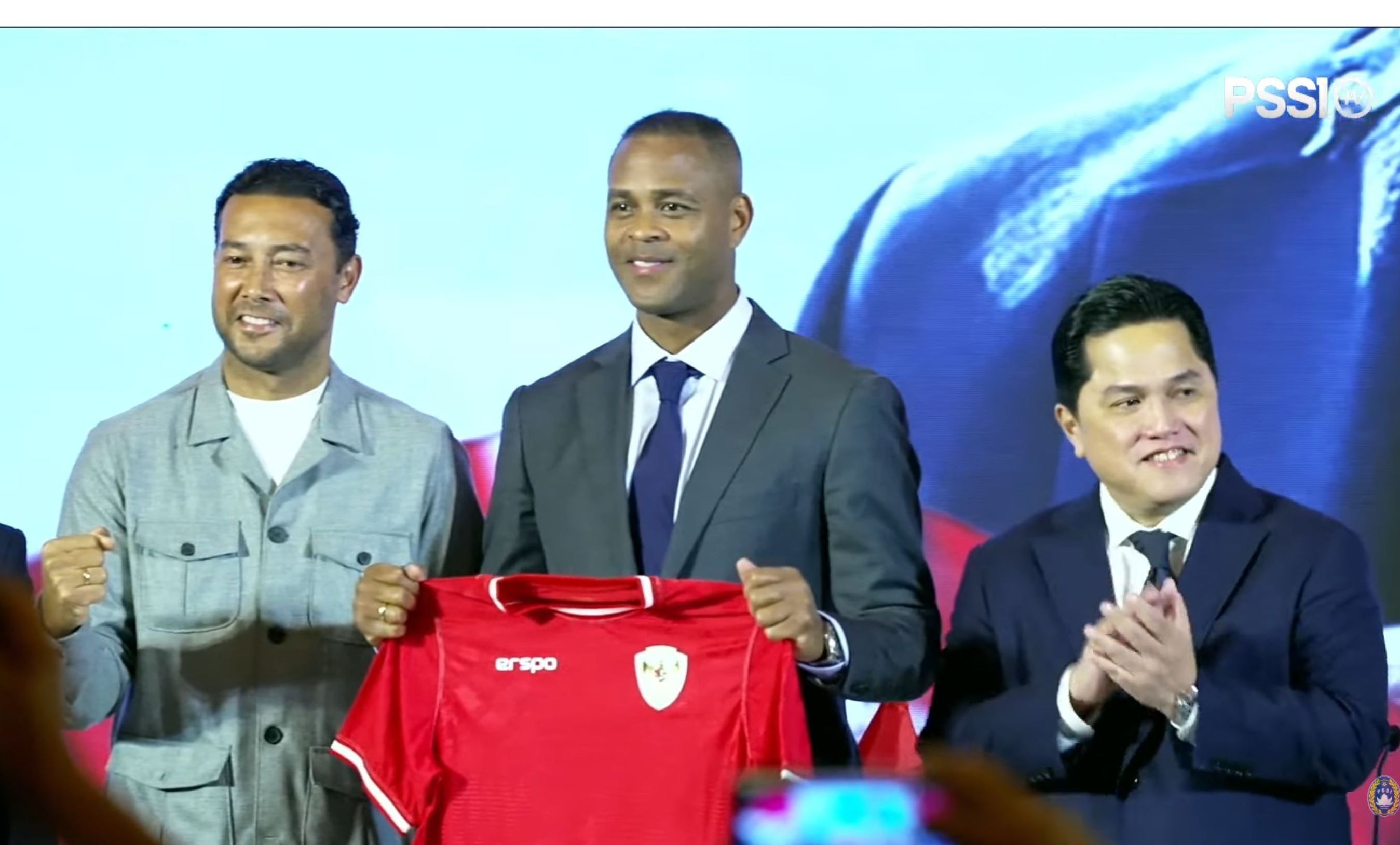 Denny Landzaat (Kiri), Erick Thohir (kiri) dan Patrick Kluivert (tengah) <b>(Youtube PSSI)</b>