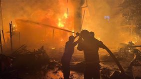 Kebakaran menghanguskan tujuh rumah semi permanen di Jl Semeru Raya Ujung, Grogol, Jakarta Barat, pada Rabu kemarin malam, 19 Juni 2024.