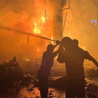 Kebakaran Hebat Hanguskan 7 Rumah di Grogol Jakarta Barat, 17 Unik Damkar Dikerahkan