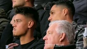 Dua penggawa Timnas Indonesia, Mees Hilgers dan Joey Pelupessy tertangkap kamera sedang berada di bangku penonton menyaksikan duel FC Twente vs NEC Nijmegen di Stadion Grolsch Veste pada Jumat dini hari tadi, 23 Mei 2025.