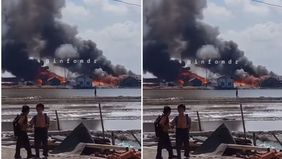 Beredar video memperlihatkan gudang penyimpanan garam terbakar hebat. Hal tersebut menjadi viral di media sosial.