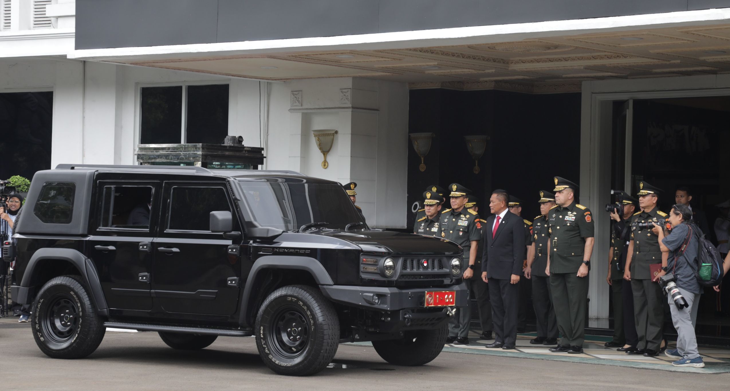 Menhan Prancis dan Sjafrie Sjamsoeddin Naik Maung ke Kediaman Prabowo <b>(Istimewa)</b>