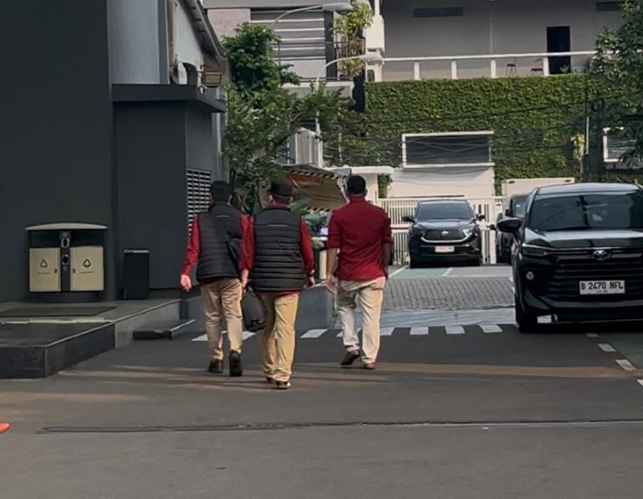 Penyidik Kejagung kembali sambangi kantor BGN sore ini <b>(Ntvnews.id/Adiansyah)</b>