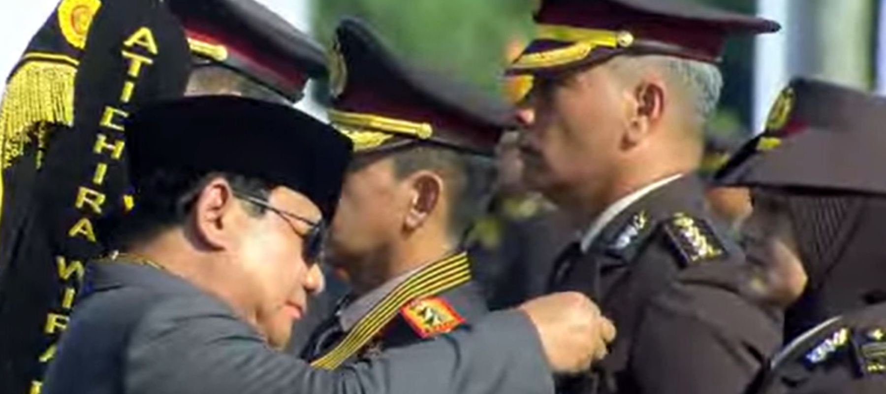 Presiden Prabowo kasih tanda kehormatan Bintang Bhayangkara Nararya ke anggota Polri