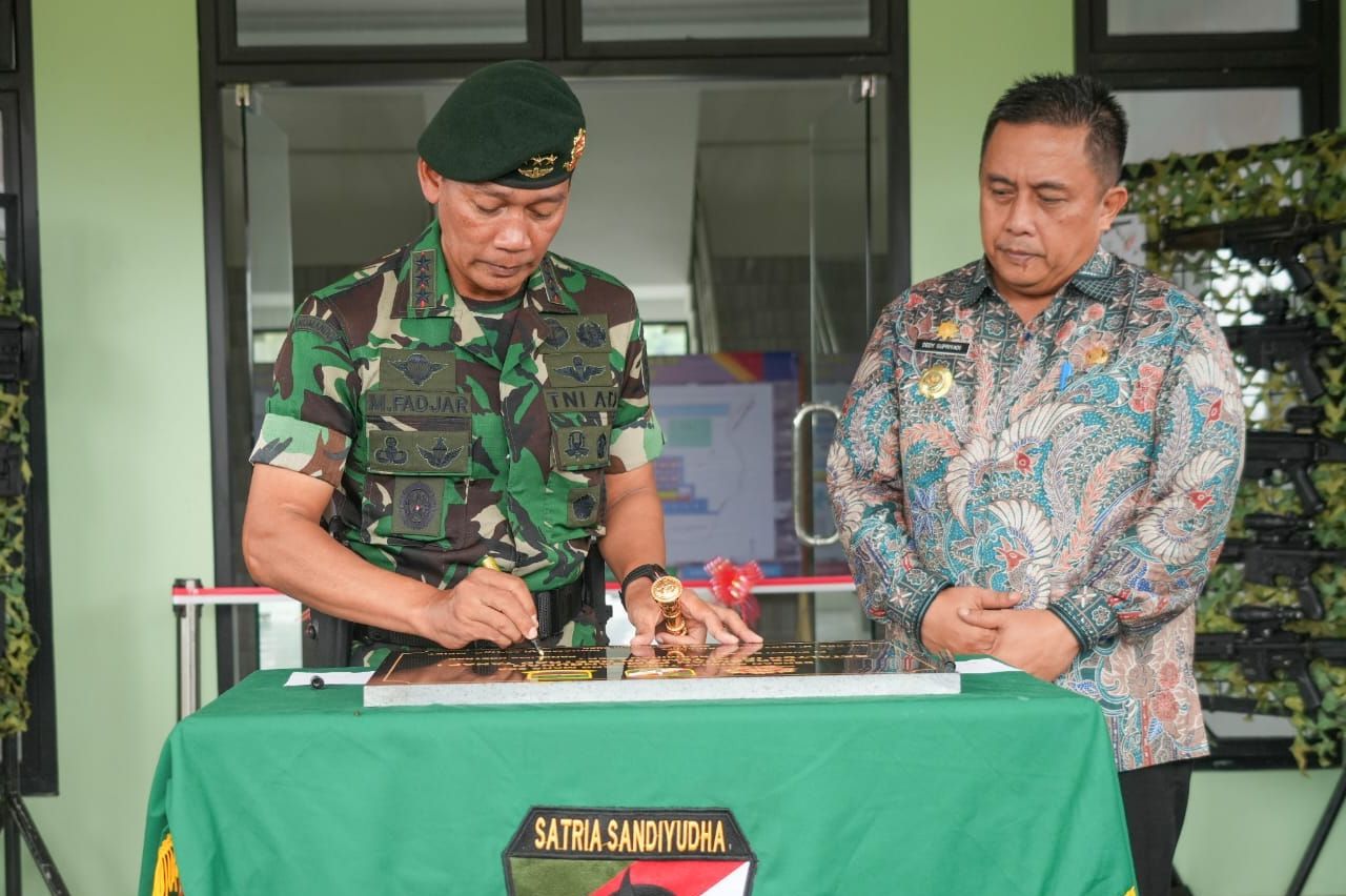 Pangkostrad dan Pj Bupati Bekasi <b>(DOK. NTVNews.id)</b>