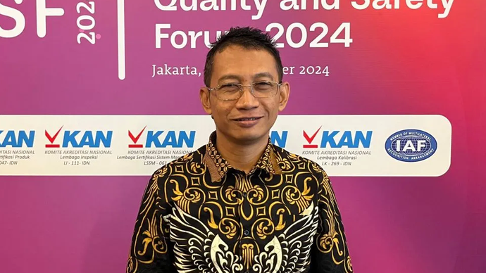 Ketua Tim Penerapan dan Pemberlakuan Badan Standardisasi dan Kebijakan Jasa Industri Kementerian Perindustrian Indonesia Sutarto berfoto setelah wawancara dengan wartawan dalam acara Indonesia Quality and Safety Forum 2024, Rabu (20/11/2024)