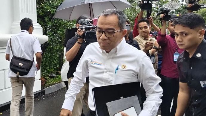 Menteri Pendidikan Tinggi, Sains, dan Teknologi Brian Yuliarto tiba di Kompleks Istana Kepresidenan, Jakarta, Kamis, 12 Februari 2026. (ANTARA/Fathur Rochman)