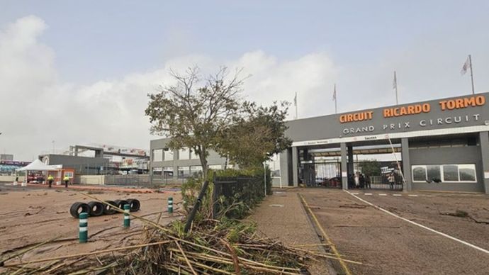 Kondisi sirkuit Ricardo Tormo yang terdampak banjir bandang Valencia. 