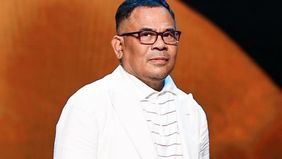 Garin Nugroho, salah satu maestro perfilman Indonesia, kembali mencatatkan namanya dalam sejarah dengan meraih Piala Citra Festival Film Indonesia (FFI) 2024 untuk kategori Sutradara Terbaik.