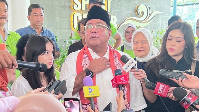 Rano Karno saat menggunakan hak pilihnya di Pilkada Jakarta 2024. 