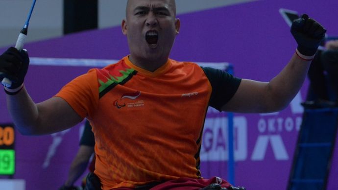 Atlet Para Bulutangkis Putra D.K Jakarta, Denih, meluapkan ekspresi kemenangan usai laga final Kelas Nasional Wheelchair B 5 Ganda Putra (WH 1 - WH 2) di Edutorium UMS, Solo, Jawa Tengah, Selasa (8/10/2024).  <b>(PB PEPARNAS XVII/Yuhan Perdana)</b>